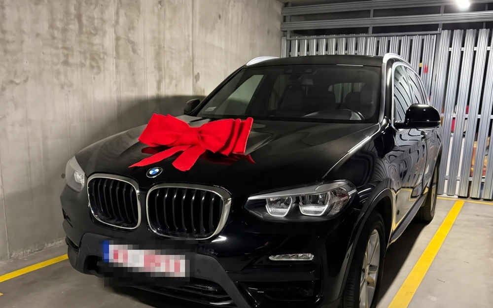 BMW X3 xDrive z czerwoną kokardą prezentową sprowadzone z USA