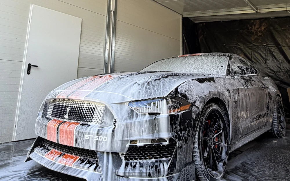 Detailingowe mycie pianą aktywną Ford Mustang Shelby GT500 w myjni Feniks Detailing